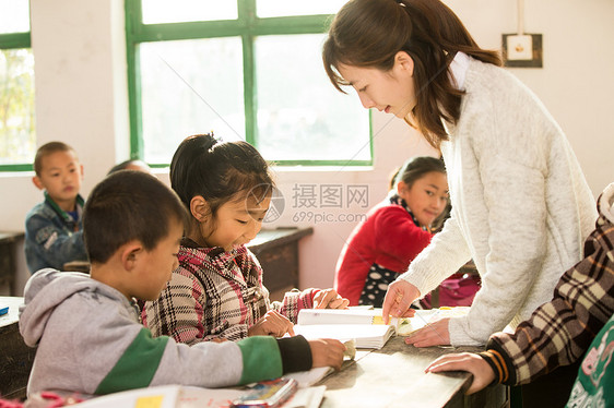 乡村女教师和小学生在教室里图片