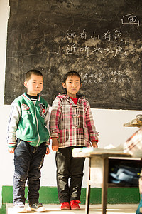 乡村小学里的小学生图片