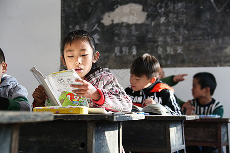 空间建筑乡村小学里的小学生背景