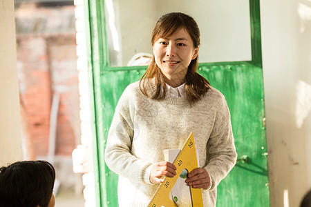 乡村女教师和小学生在教室里图片