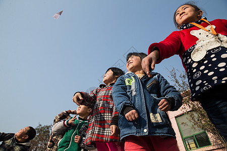 乡村小学生在学校放纸飞机图片