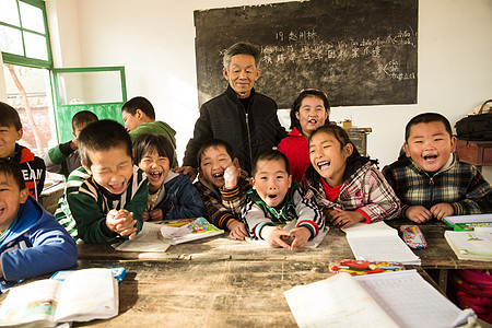 乡村男教师和小学生在教室里图片