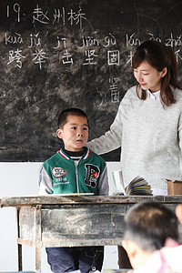 农村乡村女教师和小学生在教室里图片
