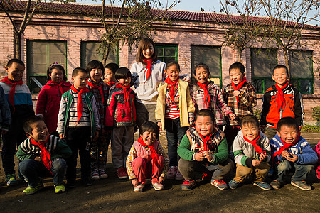 乡村教师和小学生在学校里图片