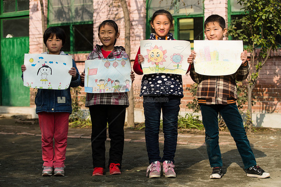 乡村小学里的小学生展示画画图片