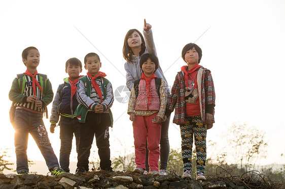 乡村女教师和学生在户外图片