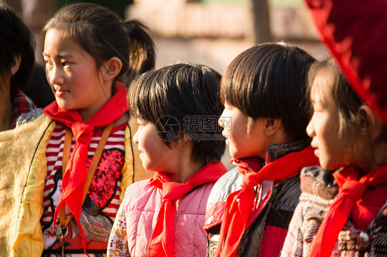 乡村小学生在学校图片