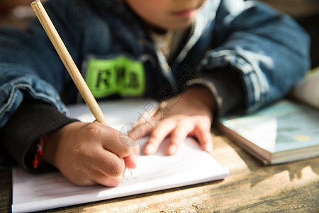 学校课桌乡村小学里的小学女生写作业图片