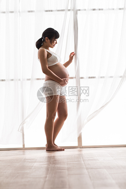 仅女人怀孕观察幸福的孕妇图片