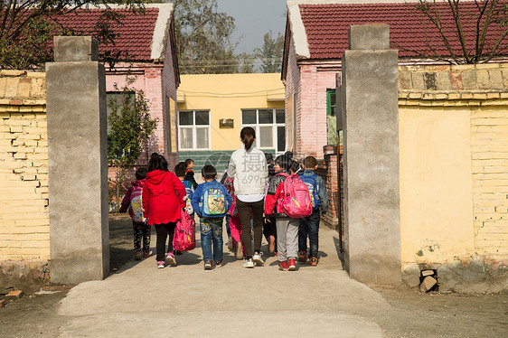 学校幸福农村乡村女教师和学生在户外图片