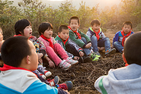 东亚满意快乐欢乐的乡村小学生图片