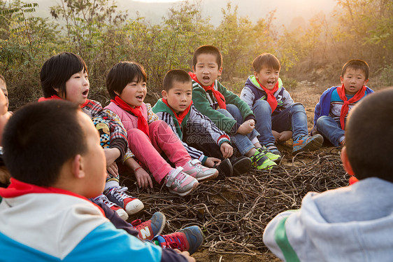 东亚满意快乐欢乐的乡村小学生图片