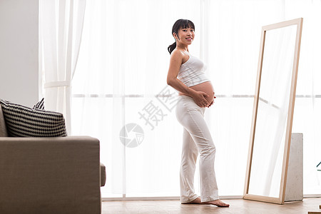 全身像保护怀孕孕妇照镜子图片