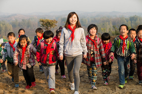 人关爱小学乡村女教师和学生在玩耍图片