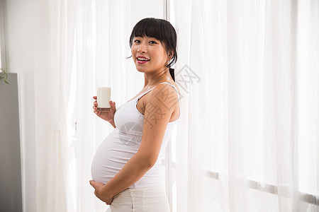 户内怀孕水平构图孕妇喝牛奶图片