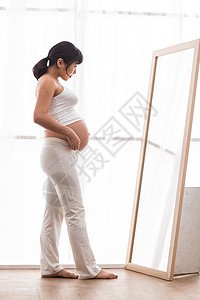 享乐内衣满意孕妇照镜子图片