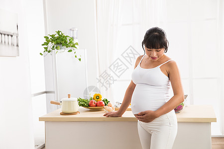 营养休闲装向下看幸福的孕妇图片