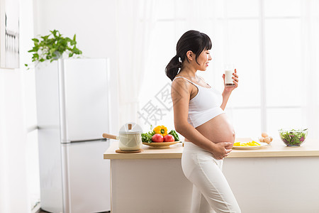 厨房饮料水平构图孕妇喝牛奶图片