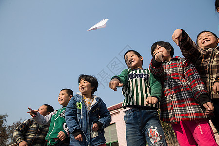 东方人渴望户外乡村小学生在学校放纸飞机图片