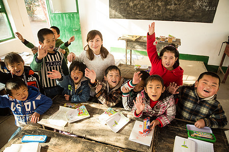 表现积极彩色图片指导教师乡村女教师和小学生在教室里图片