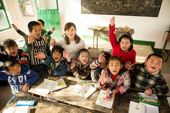 表现积极彩色图片指导教师乡村女教师和小学生在教室里图片