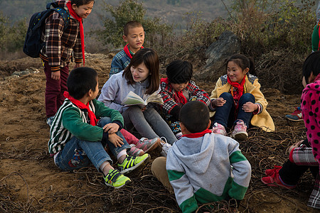 男孩团队微笑的乡村教师和小学生在户外学习图片
