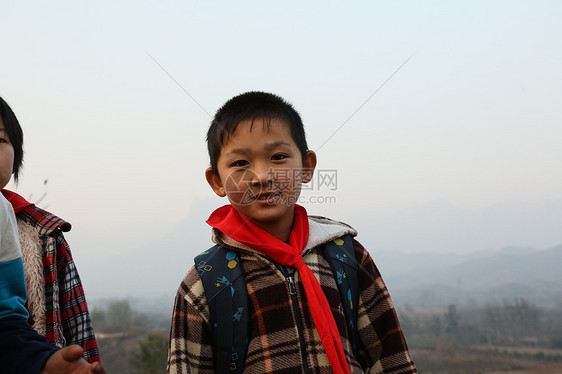 人兴奋户外活动欢乐的乡村小学生图片