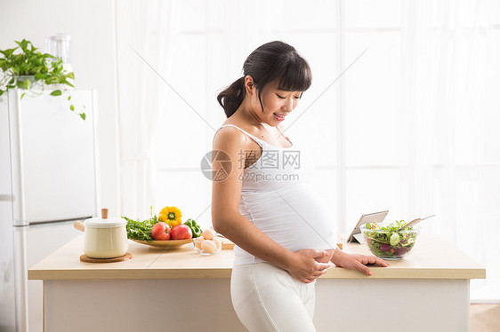 享乐仅一个人孕育幸福的孕妇图片