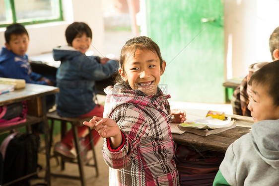 快乐梦想活力乡村小学里的小学生图片