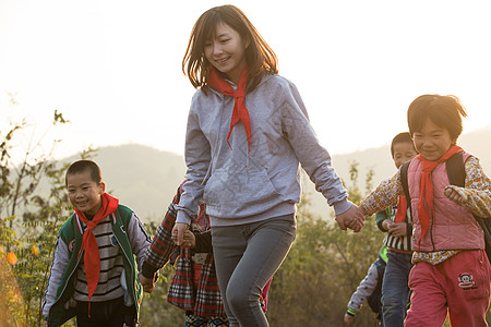 亚洲人希望小学友谊乡村女教师和学生在户外图片