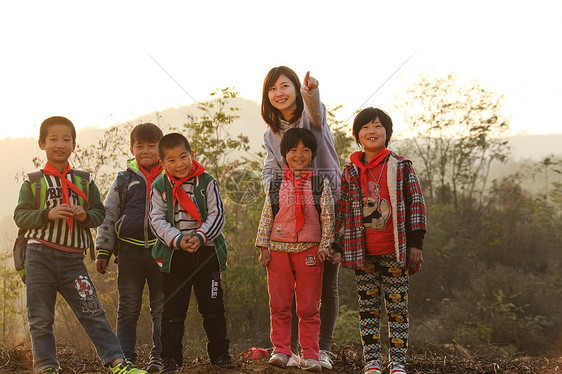 亚洲人户外活动逆境乡村女教师和学生在户外图片