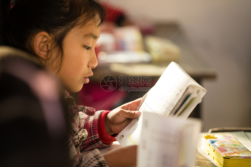 东方人梦想仅女孩乡村小学里的小学女生图片