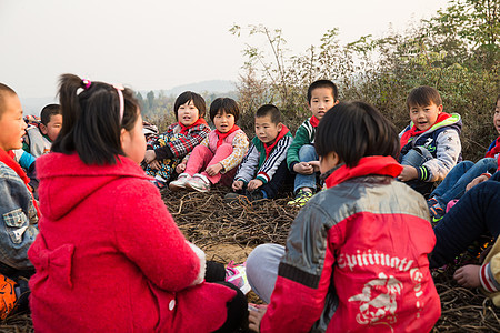 儿童乐趣智慧欢乐的乡村小学生图片