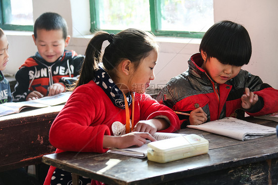 学龄儿童希望工程在校生乡村小学里的小学生图片