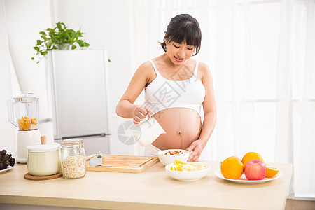 孕妇烹饪早餐图片