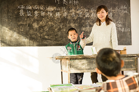 学龄儿童童年东亚乡村女教师和小学生在教室里图片