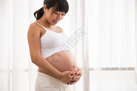 住宅房间大半身亚洲幸福的孕妇图片