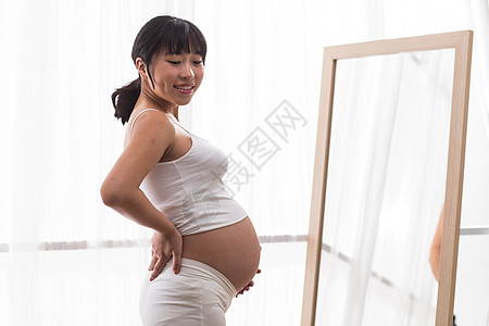 希望东亚站着孕妇照镜子图片