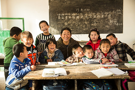 希望工程智慧学习乡村女教师和小学生在教室里图片