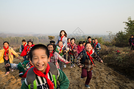 孩子奔跑童年女孩责任乡村女教师和学生在玩耍背景