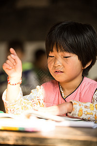 在校生文具垂直构图乡村小学里的小学女生图片