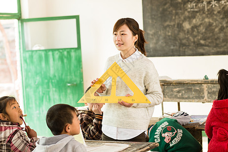亚洲人女人智慧乡村女教师和小学生在教室里图片