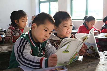 享乐乐观乡村小学里的小学生高清图片