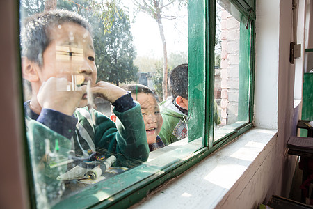 仅男孩艰苦庭院乡村小学里的小学生高清图片