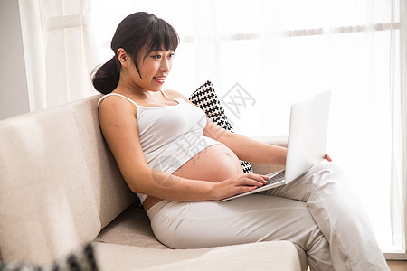 满意享乐孕妇使用电脑图片