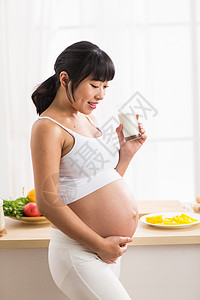 厨房妈妈内衣身体关注轻松孕妇喝牛奶背景