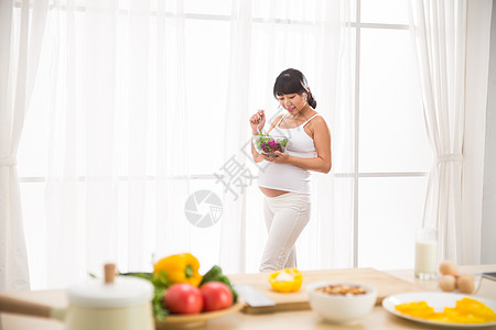 孕育简单满意孕妇吃蔬菜沙拉图片