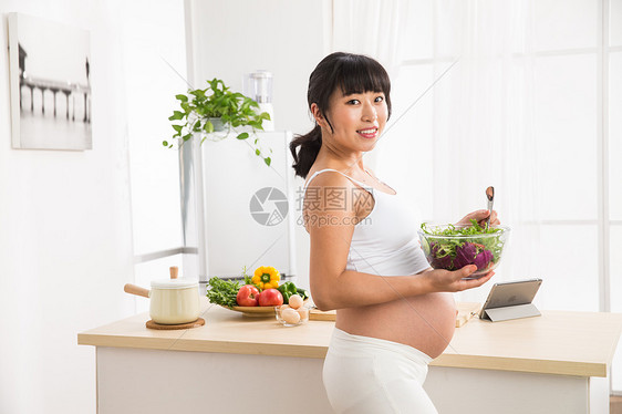 怀孕放松渴望孕妇吃蔬菜沙拉图片
