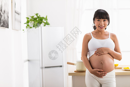 露出肚子怀孕家庭生活幸福的孕妇图片