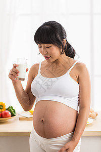 住宅房间摄影仅一个人孕妇喝牛奶图片